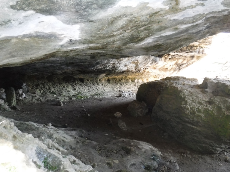 grotte de l'homme mort ou a vécu l'homme de cromagnon