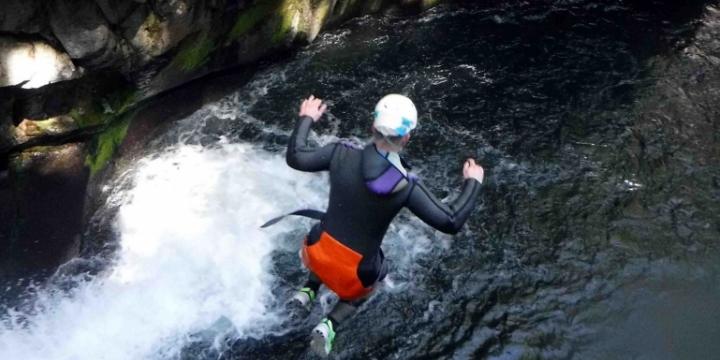 Apprendre les sauts en canyoning