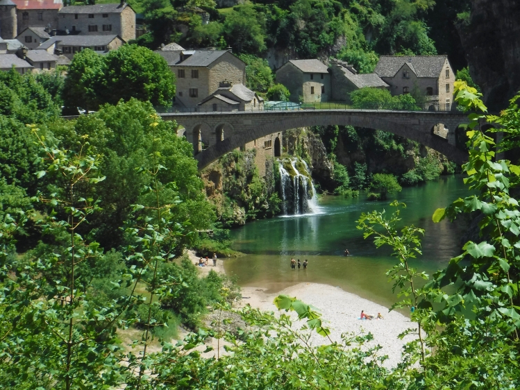 Le village de Saint-chély dans les gorges du tarn