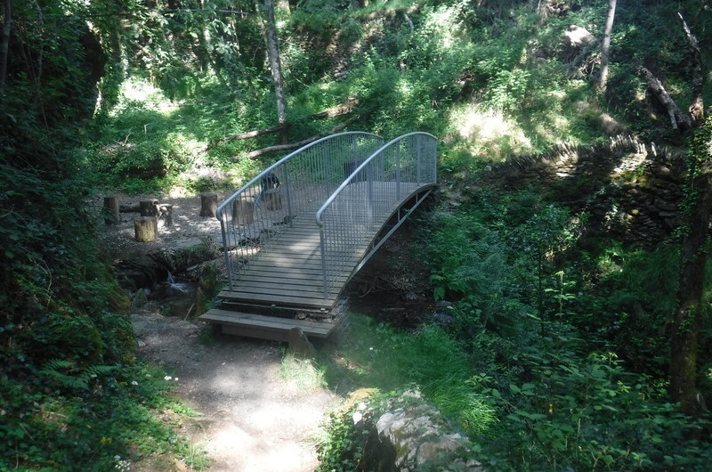 petit pont sur la rando du lac de villefort