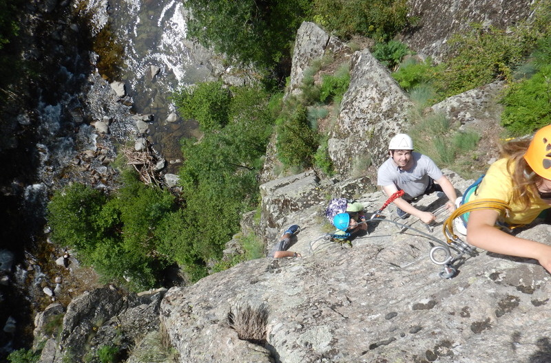 montee dans une verticale de la via ferrata des gorges du tapoul