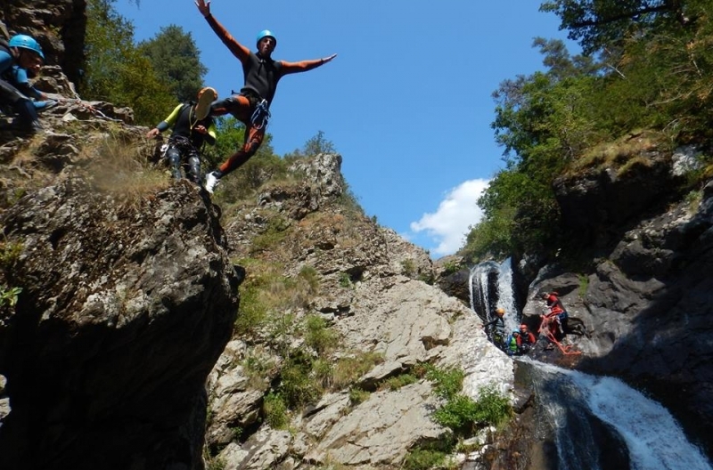 saut dans le canyon de bramabiau dans les cévennes