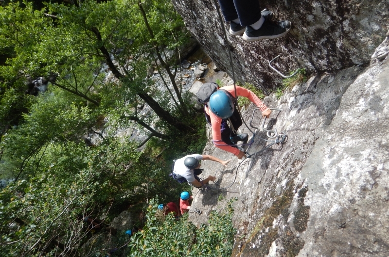 escalade sur la via ferrata de rousses dans les cévennes