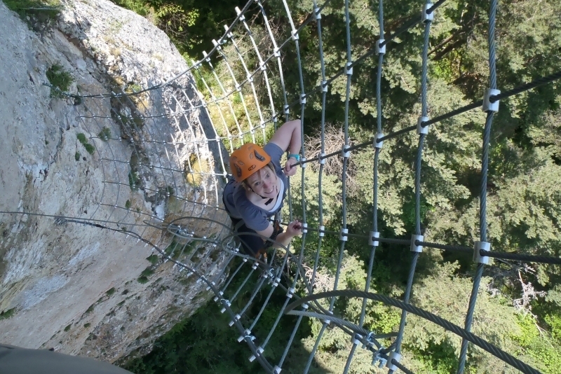 filet dans la via ferrata de la canourgue en lozere