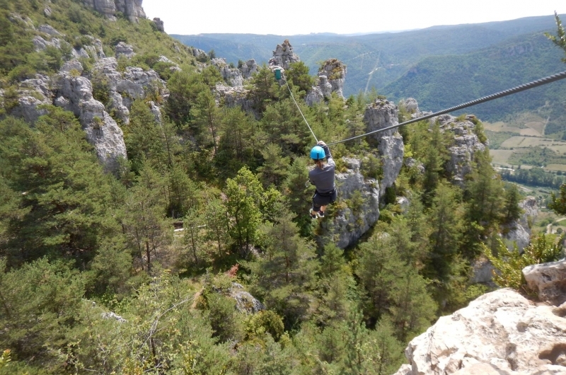 tyrolienne sur la via ferrata de liaucous dans les gorges du tarn